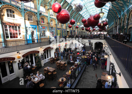 Weihnachtsbeleuchtung und busy Weihnachten Marktstände in Covent Garden, Westminster, London, England, Großbritannien Stockfoto