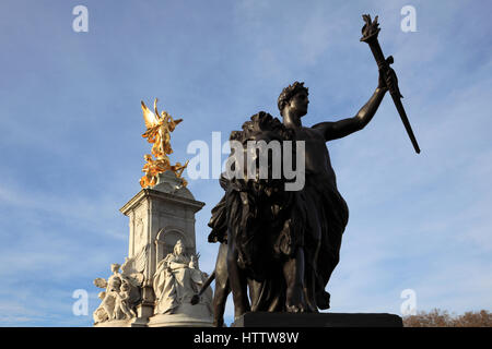 Das Queen Victoria Memorial außerhalb der Buckingham Palace, St. James, London, England, Vereinigtes Königreich Stockfoto