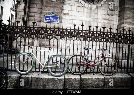 Fahrrad geparkt außerhalb der Kirche St-Severin, Paris, Frankreich Stockfoto