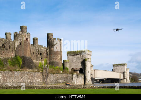 Conwy Castle und Robert Stephenson des 19. Jahrhunderts tubular Eisenbahnbrücke über Afon Conwy mit kleinen Drone oben fliegen. Conwy, North Wales, UK, Großbritannien Stockfoto