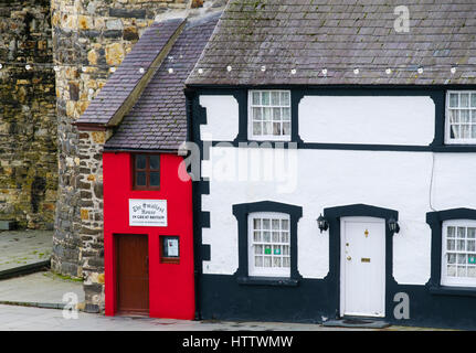 Kleine rote Quay House ist das kleinste Haus in Großbritannien von der Stadtmauer am Kai in Conwy, Wales, UK, Großbritannien