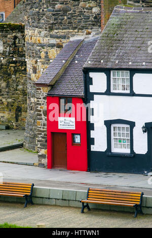 Kleine rote Quay House ist das kleinste Haus in Großbritannien von der Stadtmauer am Kai in Conwy, Wales, UK, Großbritannien Stockfoto