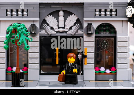 Tambow, Russische Föderation - 21. Januar 2017 Lego Geschäftsleute auf der Straße am Eingang der Lego-Bank. Studio gedreht. Stockfoto