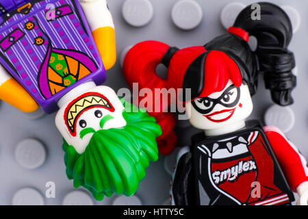 Tambow, Russische Föderation - 11. Februar 2017 zwei Lego Batman Film Minifiguren - The Joker und Harley Quinn - auf Lego graue Grundplatte Hintergrund. St. Stockfoto