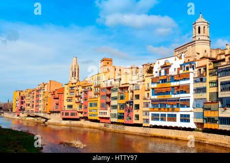 der Fluss Onyar in Girona in Spanien, und einige der Eigenschaften bunten Häuser der Altstadt, Hervorhebung über ihnen die Kathedrale auf dem Prüfstand Stockfoto