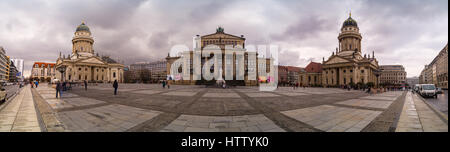 180-Grad-Panorama von Berlin an einem regnerischen Tag. Mit dramatischer Himmel und Architektur. Dieses Bild ist Facebook VR bereit und kann nur gebucht werden. Stockfoto