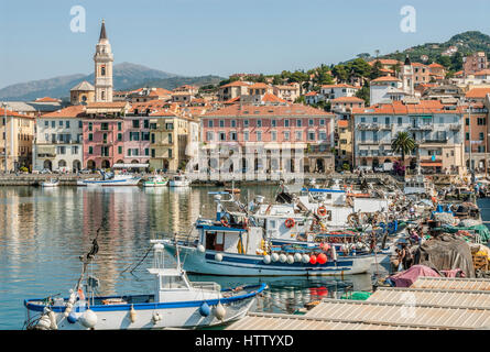 Angelboote/Fischerboote im Hafen vor der alten Stadt von Oneglia in Imperia an der ligurischen Küste, Nord-West-Italien. Stockfoto