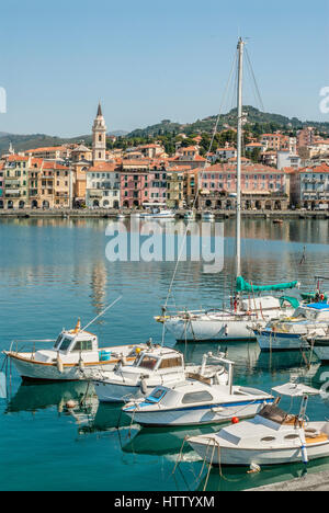 Angelboote/Fischerboote im Hafen vor der alten Stadt von Oneglia in Imperia an der ligurischen Küste, Nord-West-Italien. Stockfoto