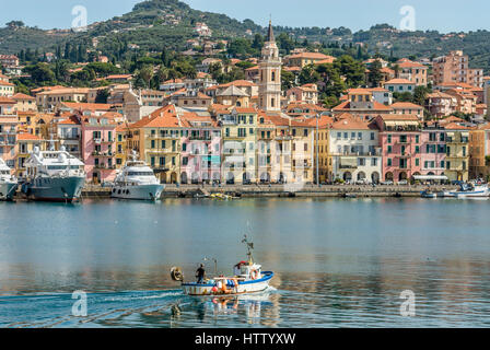 Angelboote/Fischerboote im Hafen vor der alten Stadt von Oneglia in Imperia an der ligurischen Küste, Nord-West-Italien. Stockfoto