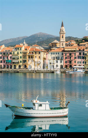 Angelboote/Fischerboote im Hafen vor der alten Stadt von Oneglia in Imperia an der ligurischen Küste, Nord-West-Italien. Stockfoto