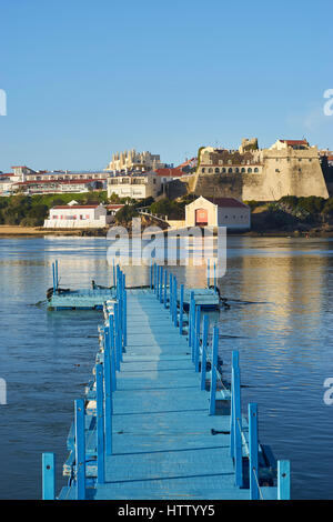 Blauen Steg über den Fluss Mira und Vila Nova de Milfontes, Alentejo, Portugal.  Blick auf die Burg. Stockfoto