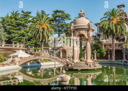 Park und die bizarre Architektur der Villa Grock in Oneglia, Imperia, an der ligurischen Küste, Nord-West-Italien. Stockfoto