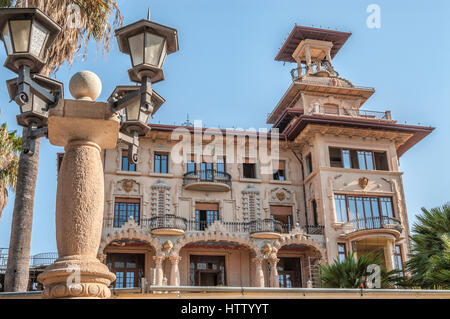 Park und die bizarre Architektur der Villa Grock in Oneglia, Imperia, an der ligurischen Küste, Nord-West-Italien. Stockfoto