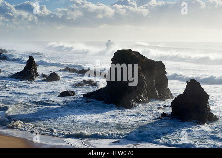 Meer-Stacks und Seegang am Praia da Samonqueira, Porto Covo, Alentejo, Portugal. Stockfoto