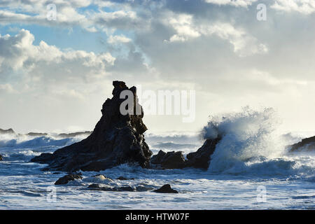 Meer-Stacks und Seegang am Praia da Samonqueira, Porto Covo, Alentejo, Portugal. Stockfoto