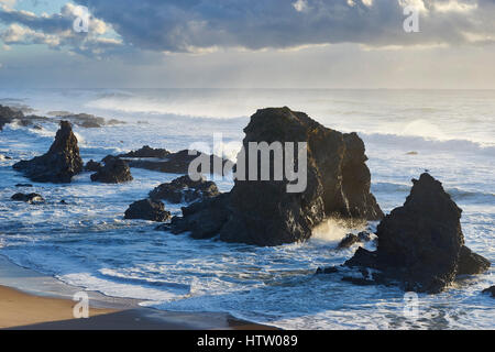 Meer-Stacks und Seegang am Praia da Samonqueira, Porto Covo, Alentejo, Portugal. Stockfoto