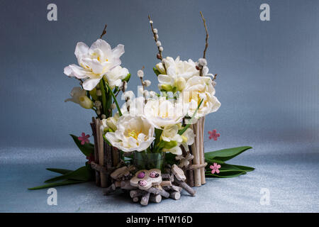 Schöne Komposition mit Blumen auf grauem Hintergrund aus Holz Stockfoto