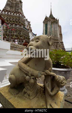 Affenstatue. Wat Arun Rajwararam oder Tempel der Morgenröte.  Bangkok, Thailand. Stockfoto