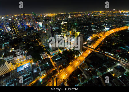 Blick auf die Stadt bei Nacht. Stockfoto