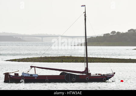 Segelboot vor Anker in der Nähe von Monsaraz auf Alqueva See, Alentejo, Portugal. Stockfoto