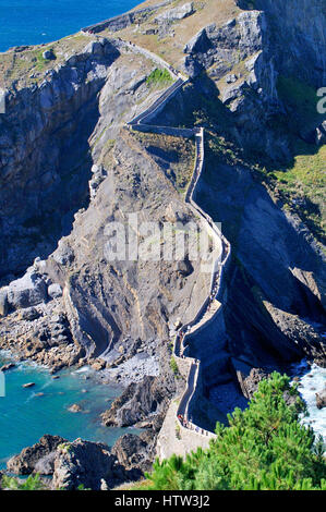 Gaztelugatxe, Insel an der Küste der Biskaya. Durch eine künstliche Brücke verbunden mit dem Festland. Auf der Insel steht eine Einsiedelei namens Gaztelugatxe Stockfoto