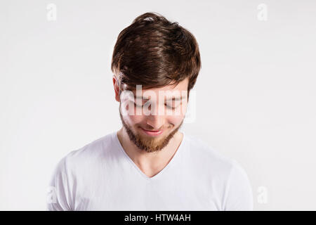 Hübsche Hipster Fitness Mann im weißen T-shirt, Studio gedreht. Stockfoto