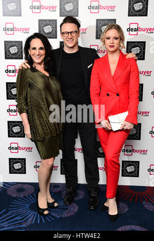 Lesley Joseph, Kevin Clifton und Joanne Clifton Teilnahme an der 2017 Fernsehen und Radio Industries Club Awards, Grosvenor House, Park Lane, London. Stockfoto