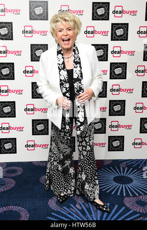 Gloria Hunniford Teilnahme an der 2017 Fernsehen und Radio Industries Club Awards, Grosvenor House, Park Lane, London. Stockfoto