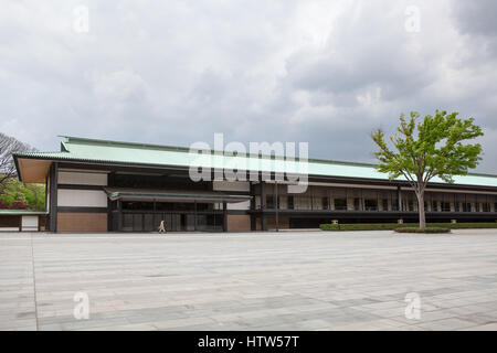 TOKYO, JAPAN - ca. April 2013: Chowaden Empfangshalle mit Kitakuruma Yose-Eingang. Kaiserpalast von Tokio Komplex ist der Hauptwohnsitz des E Stockfoto