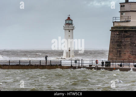 Ein stürmischer Tag am Leuchtturm Fort Perch Rock New Brighton mit dem Fotografen fotografieren. Stockfoto