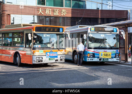 KAMAKURA, JAPAN - ca. April 2013: Zentrale Busbahnhof liegt in der Stadt Kamakura in der Präfektur Kanagawa. Der Bus-Service-Betreiber ist der Enoshima Ele Stockfoto