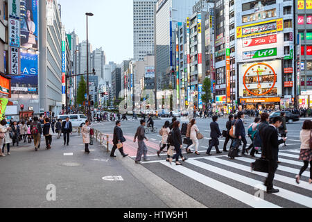 TOKYO, JAPAN - ca. April 2013: Fußgänger Kreuzung mit dem japanischen Volk gehen ist auf Shinjuku Bezirk am Abend. Es ist eine wichtige kommerzielle und adm Stockfoto