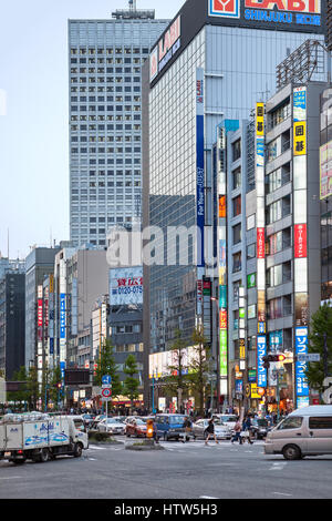 TOKYO, JAPAN - ca. April 2013: Verkehr ist auf Shinjuku Bezirk am Abendzeit. Moderne Banner sind an Fassaden von Gebäuden. Es ist eine große kommerzielle Stockfoto