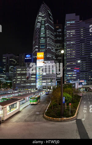 TOKYO, JAPAN - ca. April 2013: Odakyu Busbahnhof befindet sich in der Nähe von Haus der Mode Gakuen Cocoon Tower im Stadtteil Nishi-Shinjuku in Shinjuku am Nacht ti Stockfoto