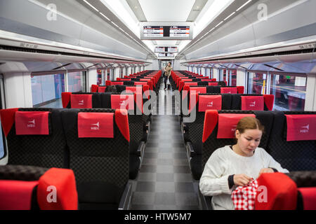 TOKYO, JAPAN - ca. April 2013: Innere Unterkunft Beförderung von NEX Shinkansen zu sitzen. Narita Express (n ' Ex) ist begrenzt Schnellzug dienen ich Stockfoto