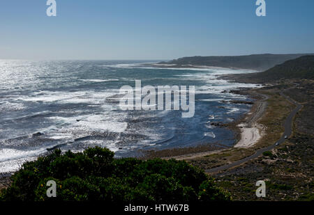 Blick vom Kap der guten Hoffnung entlang Maclear Beach, Cape Point National Park, Kapstadt, Südafrika Stockfoto