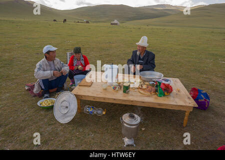 Traditionelles Familienpicknick in Kirgisistan Stockfoto