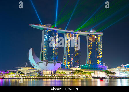 Singapur - 13. Januar 2017: Marina Bay Sands Resort bei Lichter-Show in der Nacht. Es wird als das weltweit teuerste Standalone Casino richtig abgerechnet. Stockfoto