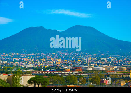 Blick auf Berg Vesuv und Neapel Stadt auf einem Sockel. Italien Stockfoto