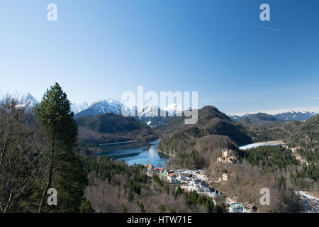 Burg, umgeben von See und Alpen im Winter (Schloss Hohenschwangau) Stockfoto