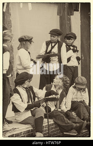 Viktorianische Kind chimneysweeps, Schornsteinfeger, Singen im Victorian Weihnachtsfest in Portsmouth, Hampshire, England Großbritannien im November Stockfoto