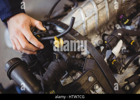 Hand des Mechanikers Überprüfung einer Kfz-Ersatzteile Stockfoto