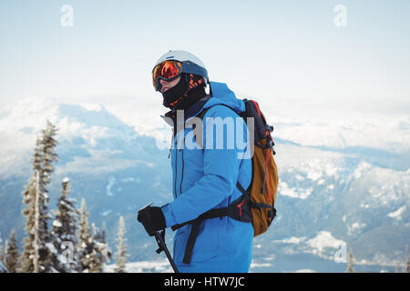 Skifahrer stehen auf verschneiten Bergen Stockfoto