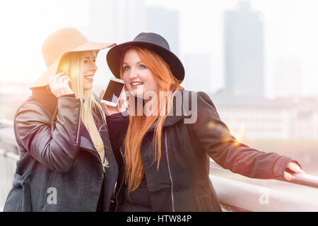 Freunden hören zusammen Musik Stockfoto