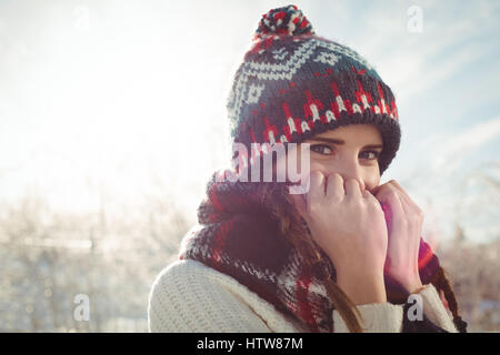 Schöne Frau in warme Kleidung für ihren Mund mit jumper Stockfoto