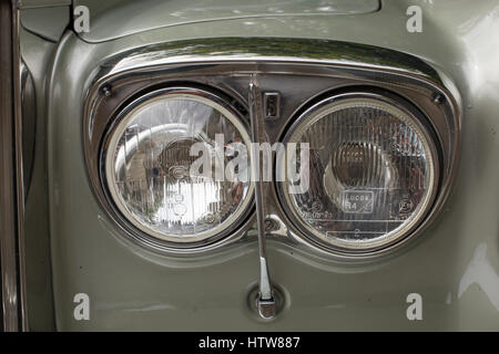 Nahaufnahme der Scheinwerfer und Scheibenwischer eines Jahrgangs Rolls-Royce Stockfoto