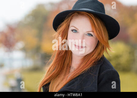 Porträt einer jungen Frau mit Hut Stockfoto