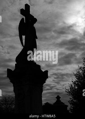 Aufwendigen Grabstein Silhouette gegen ein bewölkter Himmel auf Warrington Friedhof Stockfoto