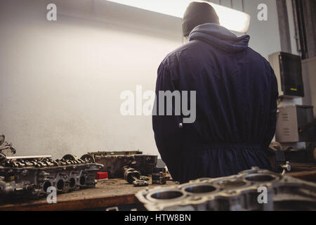 Rückansicht des mechanischen Arbeiten in garage Stockfoto