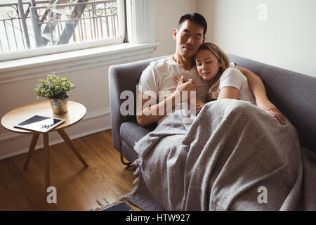Romantisch zu zweit entspannen auf dem Sofa im Wohnzimmer Stockfoto